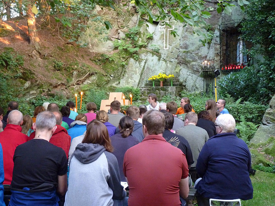 Wallfahrer aus Meschede besuchten die Fatima Grotte (Foto: Karl-Franz Thiede)